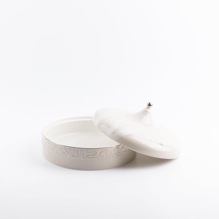 علبة حلويات من مجموعة جوار - بيج و فضي