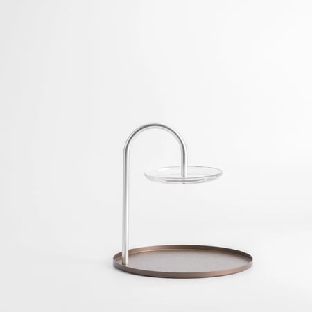 ستاند تقديم من دورين باللونين الذهبي والفضي