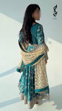 جلابية هندية خضراء مطرزة مع شال ذهبي