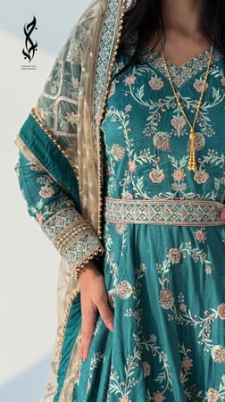 جلابية هندية خضراء مطرزة مع شال ذهبي