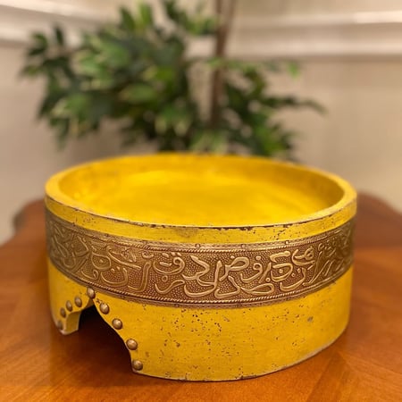 ستاند خشب مزين بحروف كبيرة..