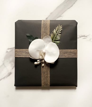 تغليف اسود مع ورد