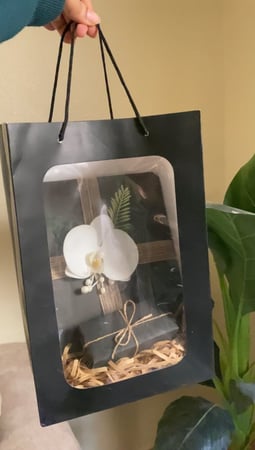 تغليف اسود مع ورد