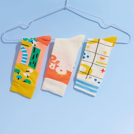 جوارب طويلة 3 قطع  بتصميمات ملونة مختلفة في البارو