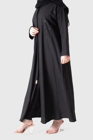 عباية لف من قماش الكريب بتطريز ناعم