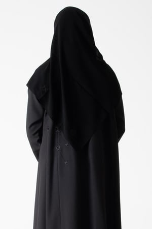 عباية لف من قماش الكريب بتطريز ناعم