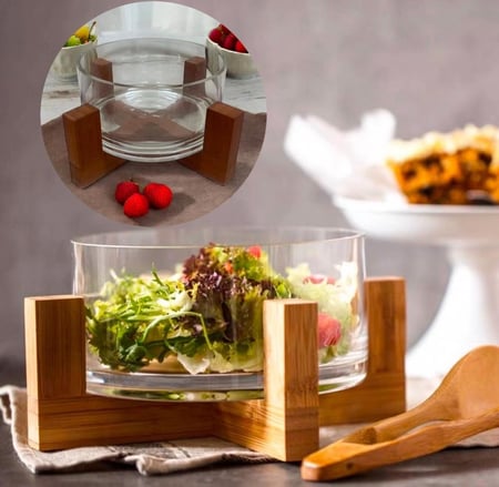 وعاء تقديم سلطة زجاجي شفاف مع حامل خشبي ومصحوب بملعقة خشبية