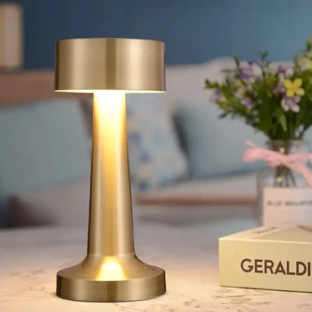 ابجورة مصباح طاولة LED مع مستشعر لمس ذهبي بثلاث درجات اضاءة وشحن USB