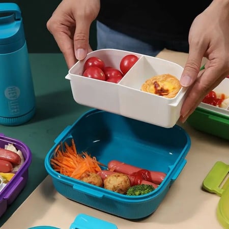 لانش بوكس مربعة مع مطارة ماء (متوفر 3 الوان)