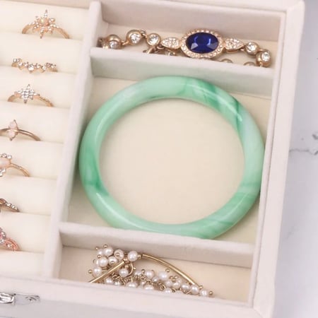 منظم اكسسورات واقراط مع قفل ونافذة (متوفر موديلين)