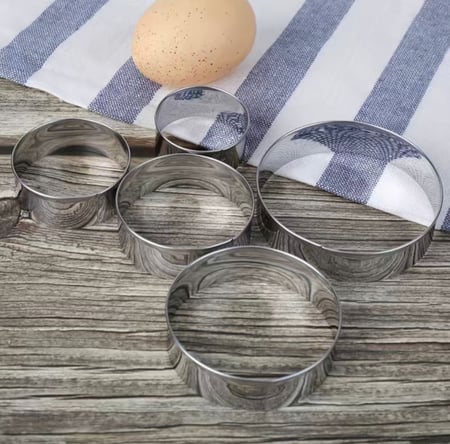 مجموعة قطاعات بسكويت ومعجنات وحلقات قوالب تارت دائرية من الستانلس ستيل (8 قطع) | ارتفاع 2سم