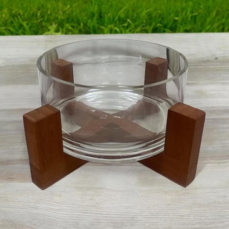 وعاء تقديم سلطة زجاجي شفاف مع حامل خشبي ومصحوب بملعقة خشبية