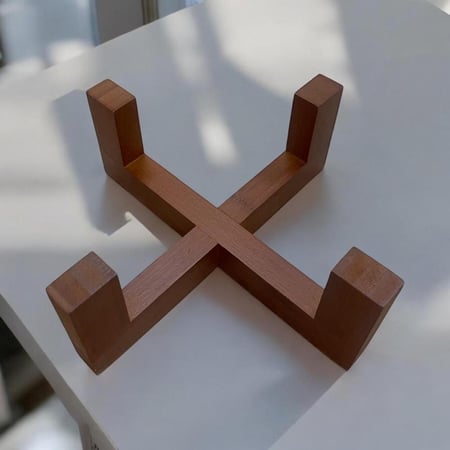 وعاء تقديم سلطة زجاجي شفاف مع حامل خشبي ومصحوب بملعقة خشبية