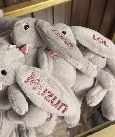 ميداليه ارنوب بالاسم  اللون رمادي