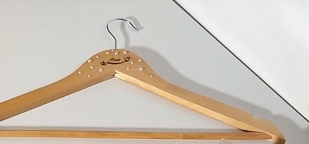 علاق خشب مزين باللولو  فستان بالاسم معلاق