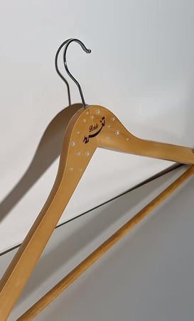 علاق خشب مزين باللولو  فستان بالاسم معلاق