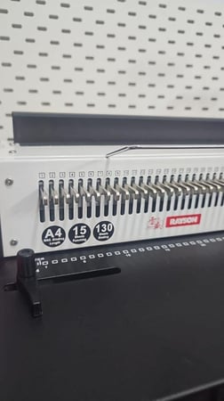 الة صنع الدفاتر، آلة تخريم  بمقياس 3:1 بمقبضين، مقاس 3 ملم و5 ملم و7 ملم، لمقاس A4 وA5  (تخريم مربع