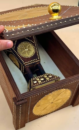 مدخنة وصندوق سرحه