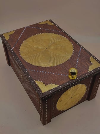 مدخنة وصندوق سرحه