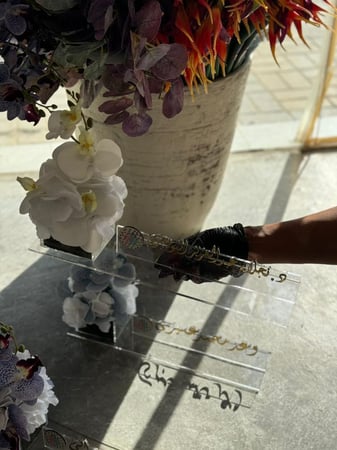 ستاند مكتب من الاكريلك بتنسيق انيق