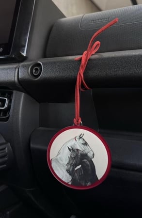 تعليقة بتصميم خيول عربية أصيلة