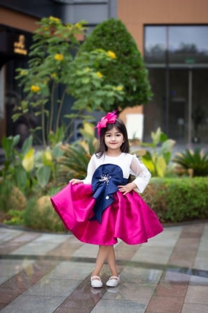 فستان أنيق ذو لون مميز باللون الفوشي