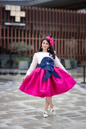 فستان أنيق ذو لون مميز باللون الفوشي