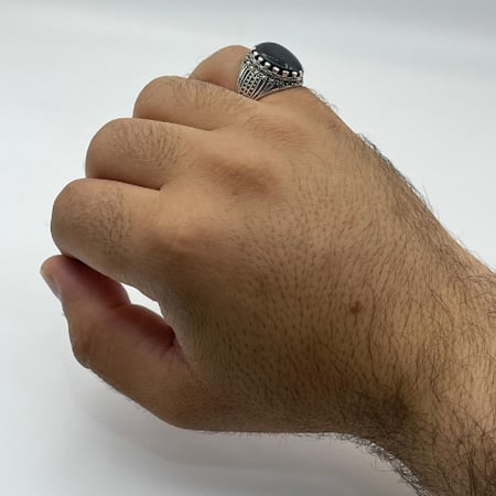 بالخنصر خاتم فضة رجالي متوج بالعقيق اليمني بكيلي
