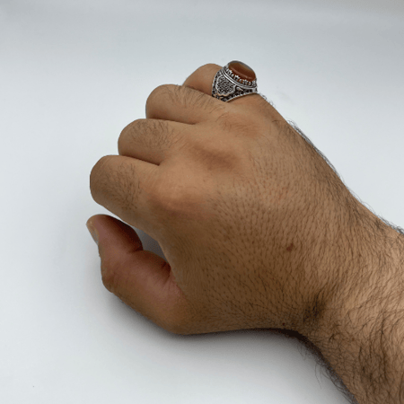 بالخنصر خاتم فضة رجالي متوج بالعقيق اليمني