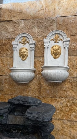 شلال معلق اسد ذهبي