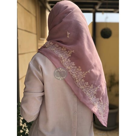 طرحة بوال لون بنك بتطريز بطول الطرحة