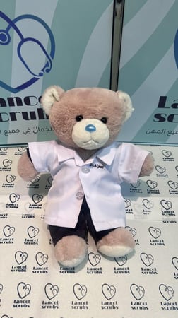 دبدوب طبيب مخصص مع زي طبي 3 قطع طقم سكراب بلوزه و بنطلون و لابكوت