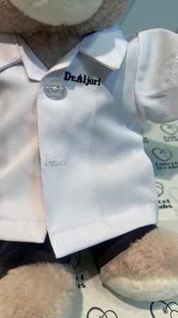 دبدوب طبيب مخصص مع زي طبي 3 قطع طقم سكراب بلوزه و بنطلون و لابكوت