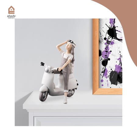 تحفة فتاة تقود دراجة نارية