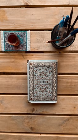 دفتر سجادة ابيض مزخرف .