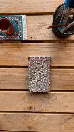 مُفكرة صغيرة بغلاف السجاد مزخرف بالورد