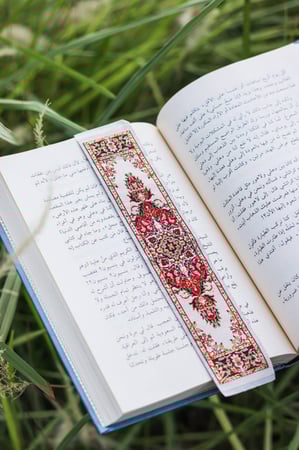 فاصل سجادة ابيض مزخرف