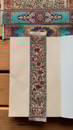 فاصل سجادة ابيض مزخرف