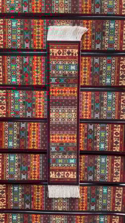 فاصل سجادة بتطريز ملون { مقوى }