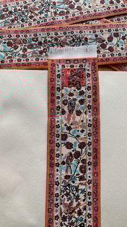 فاصل سجادة مزخرف بالورد بتطريز فارسي
