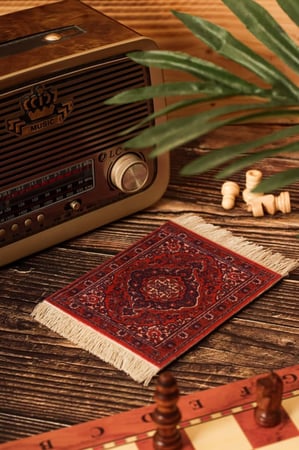 كوستر سجاد احمر شرقي مزخرف .