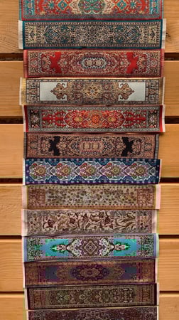 فاصل سجادة احمر بزخرفة خضراء