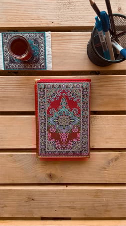 دفتر سجادة احمر مزخرف .