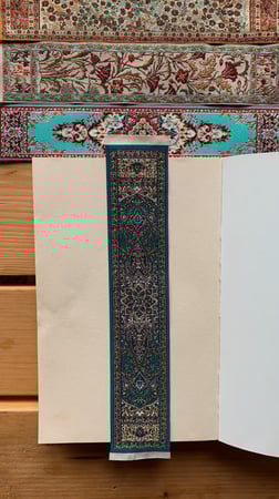 فاصل سجادة ازرق غامق مزخرف