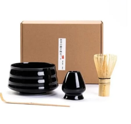 طقم أدوات الماتشا الياباني باللون الأسود يشمل وعاء خفاق حامل خفاق