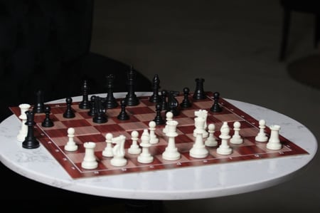 رقعة شطرنج قابلة للطي مع القطع