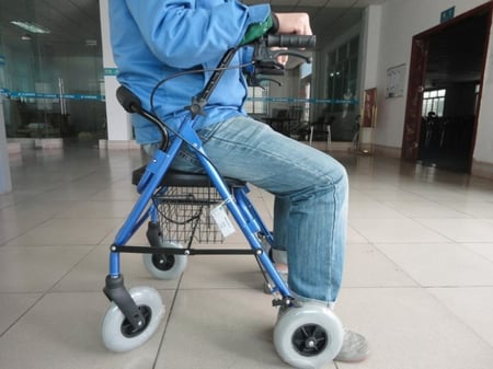 مشاية كبار السن بمقعد وساند مع اربع كفرات