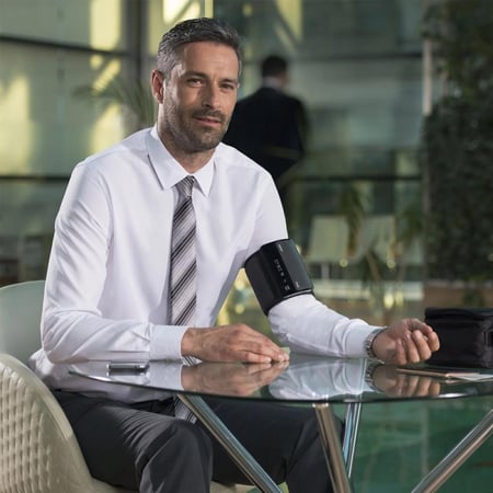 جهاز قياس الضغط أومرون إيفولف الكل في واحد لقياس ضغط الدم بدقة من لانا