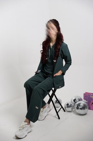 سكراب بنطلون وبلوزة باللون الاخضر