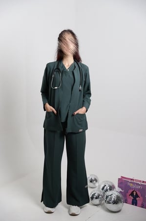 سكراب بنطلون وبلوزة باللون الاخضر